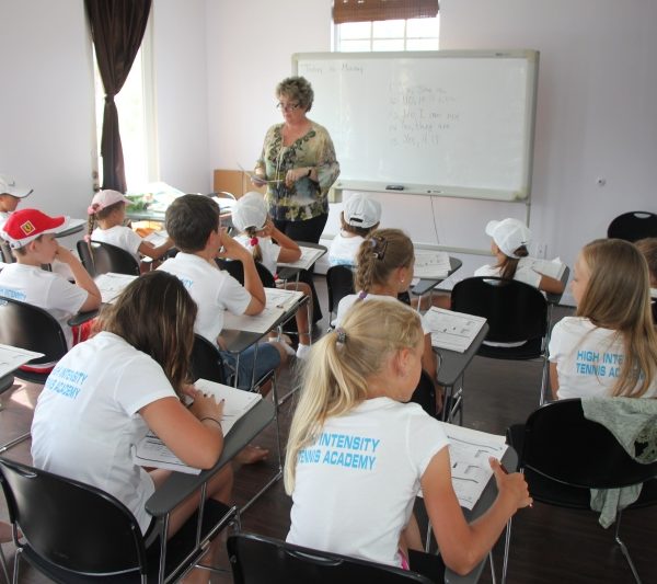 english-class_at_tennis school